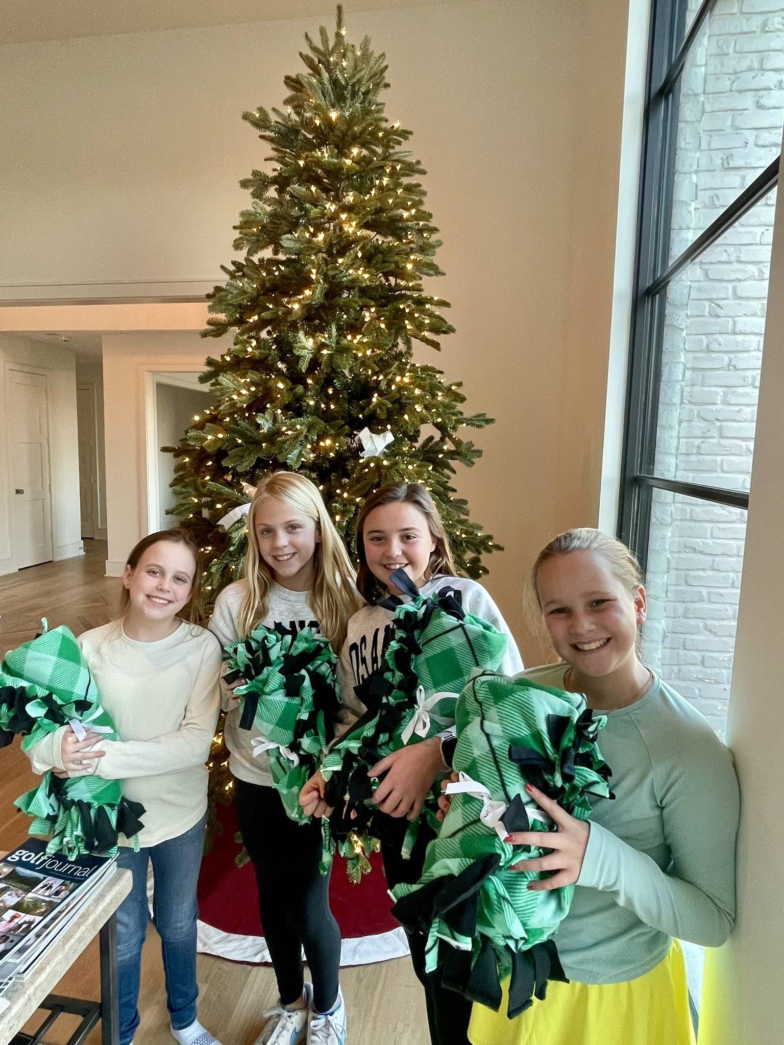 Children in front of a Christmas tree